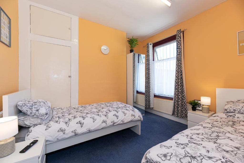 Barking Road Comfy House Appartement Londen Buitenkant foto
