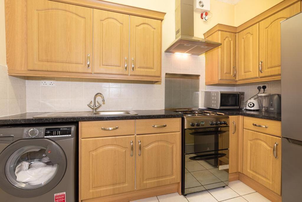 Barking Road Comfy House Appartement Londen Buitenkant foto